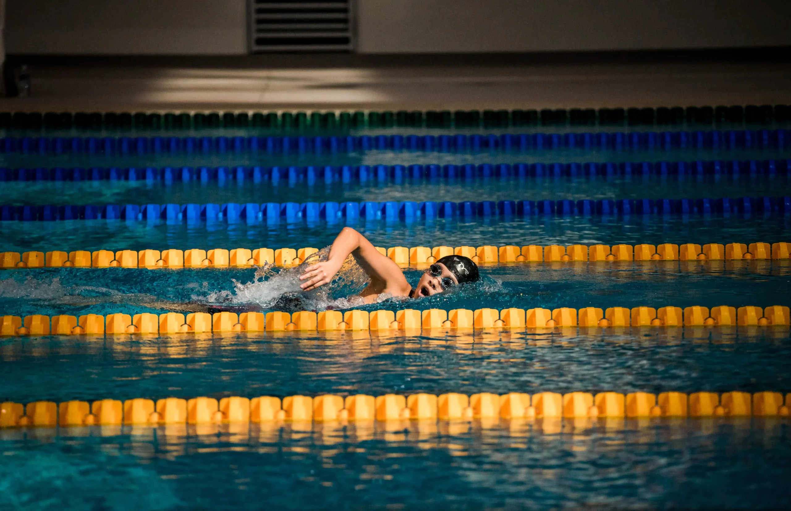 persona che nuota in piscina